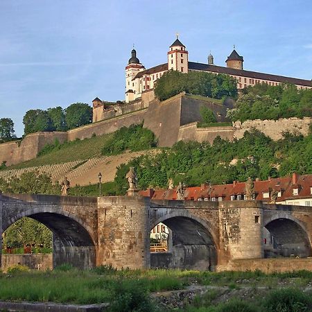 Ferienwohnung Am Wasserschloss 1-3 Оксенфурт Екстериор снимка